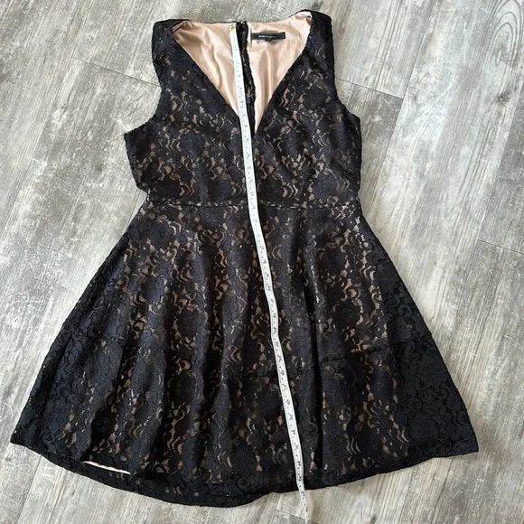 BCBG LACE - Picture 2 of 10